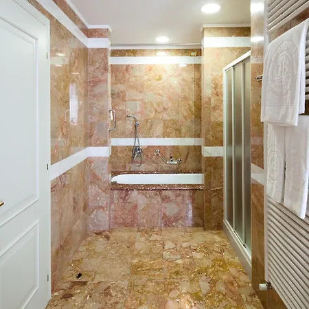 Отель Due Torri 5*