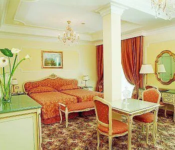 Отель Due Torri 5*